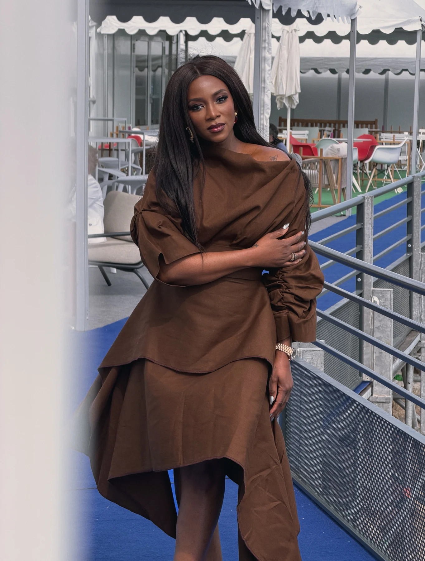 Genevieve Nnaji sul pontile con il camminamento blu a Cannes
