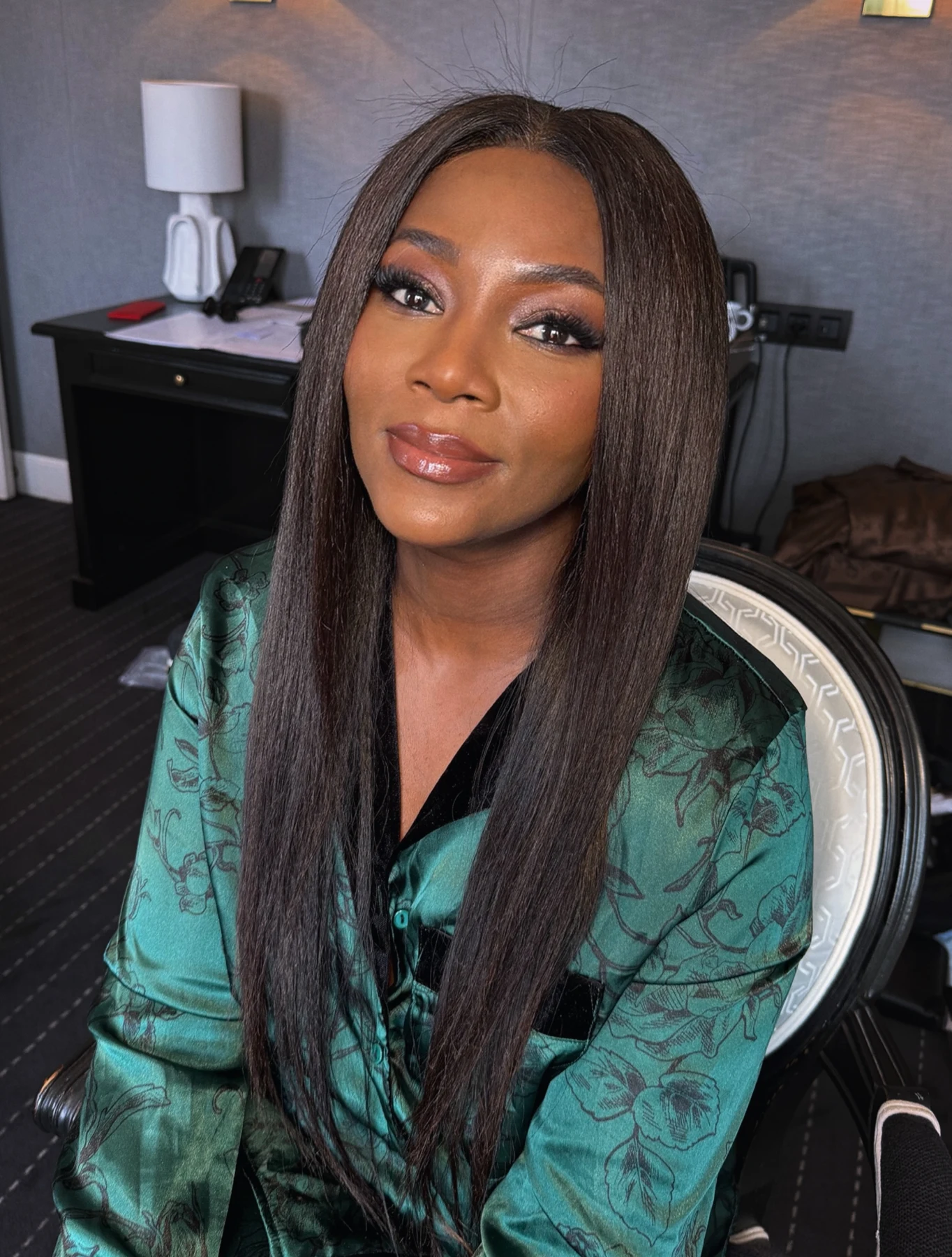 Genevieve Nnaji nella suite durante la preparazione a Cannes