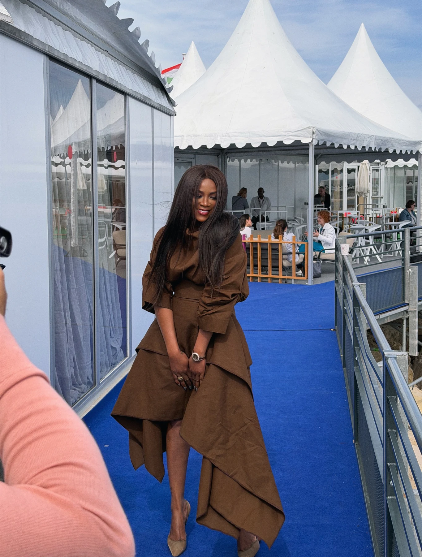 Genevieve Nnaji sul pontile con tende e padiglioni a Cannes